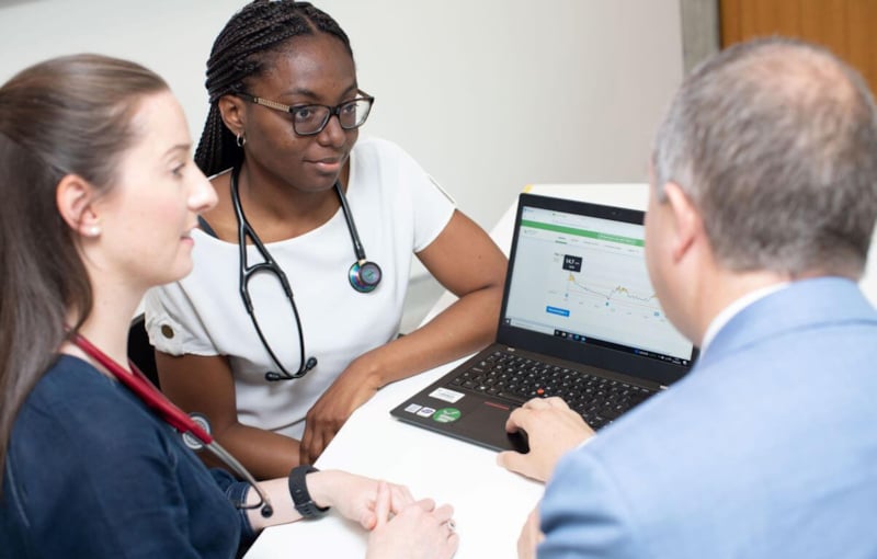 2 trainee doctors talking to consultant in res